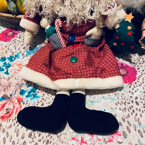 Vintage Plush Russ Santa Berrie Shelf Sitter From The Christmas Sampler - Picture 13 of 14